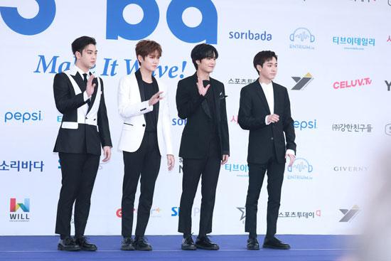 8月30日下午,2018soribada awards颁奖典礼在韩国首尔市松坡区奥林匹克公园内如期举办。获奖明星在少男少女中拥有很多粉丝。视觉中国供图(资料图片)