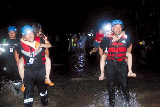 洛阳市神鹰救援队队员在广东积极救灾