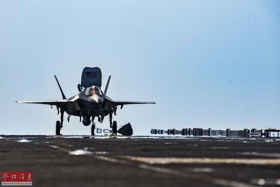 F-35B準備從“埃塞克斯”號兩棲攻擊艦上起飛。