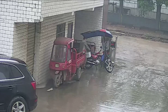 男子5次往返偷同一电瓶车5组电瓶 最后发现有监控