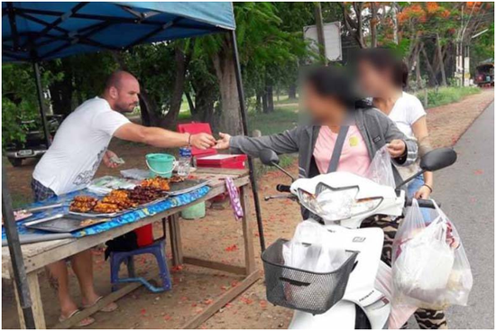 德国通缉犯逃到泰国卖烤鸡 成＂网红＂后被警察发现