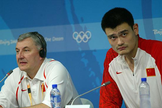 尤纳斯和姚明在北京奥运会上。 视觉中国 资料图