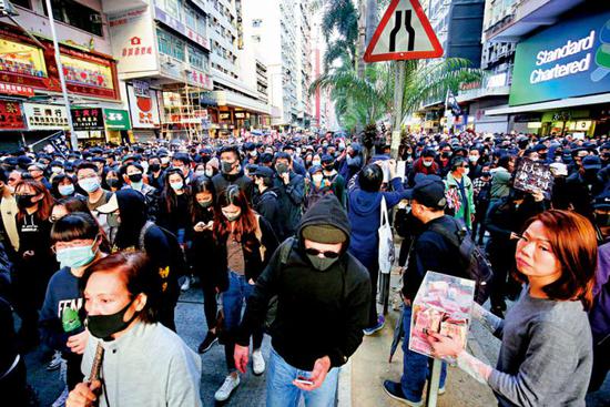 泛暴派借机“吸金”(图源:《大公报》)