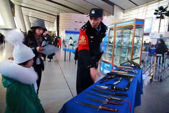 铁路警方在现场给乘客现场安全知识。警方供图