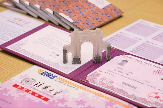 7月10日,清华大学2021年录取通知书“大礼包”正式发出。在随通知书寄出的“大礼包”里,译文君看到了熟悉的、独属于“译文经典”系列的“窗帘布”花纹。