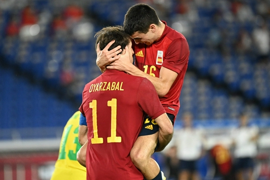 奥亚萨瓦尔和佩德罗庆祝进球。