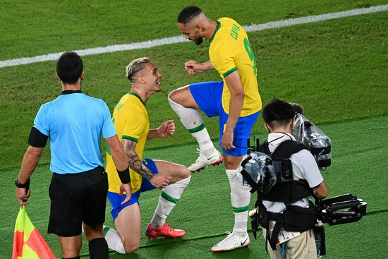 库尼亚（右）为巴西队破门。