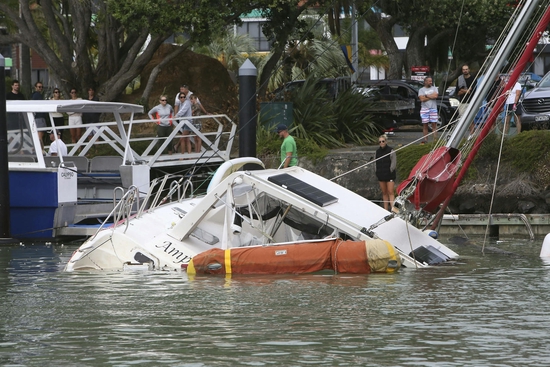 ↑1月16日，新西兰图图卡卡，火山喷发后当地发布海啸预警，码头渔船严重损毁。