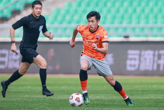 戴伟浚代表深圳队参加中超联赛。