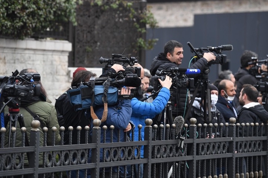 3月29日，媒体记者聚集在土耳其伊斯坦布尔的俄乌代表团谈判会场外。新华社记者 沙达提 摄