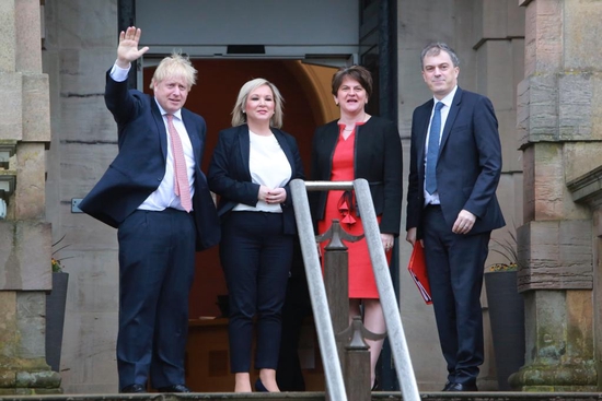 2020年1月13日，在英国北爱尔兰贝尔法斯特，英国首相约翰逊（左一）与北爱新芬党领导人米歇尔·奥尼尔（左二）、时任北爱民主统一党领导人阿琳·福斯特（左三）和时任英国北爱事务大臣朱利安·史密斯合影。（新华社发，保罗·麦克兰摄）