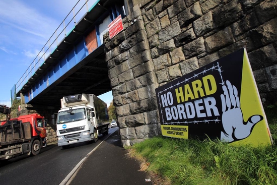 2019年10月18日，在英国北爱尔兰与爱尔兰在阿马附近的边界线上，一个反对“脱欧”的标语牌竖立在路边。新华社发（保罗·麦克兰摄）