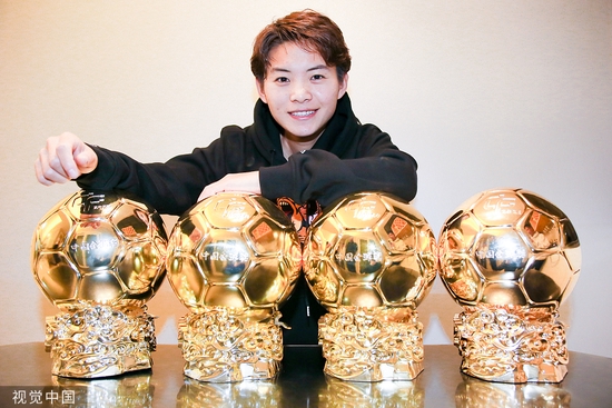 王霜拿下了四座中国女足金球奖。