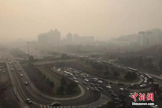 雾霾中的北京建国门桥地区。 中新社记者 李慧思 摄