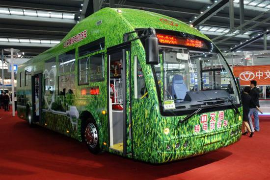 资料图：这是山东沂星电动汽车有限公司生产的纯电动汽车，该款车已于2010年年初在山东临沂等地作为公交车投入使用。新华社记者 覃海石摄