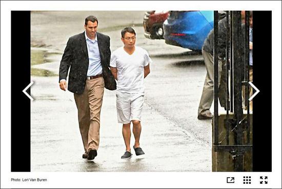 《时代联合报》报道截图：郑小清在特工陪同下走进联邦法院