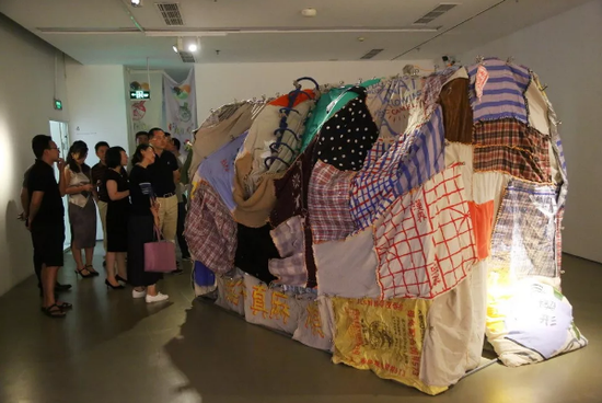 王维思的动画作品和装置作品《Lo-Fi》用粗鲁又卡通的方式展现了&ldquo;高科技，低生活&rdquo;状态下令人忍俊不禁的都市奇观。