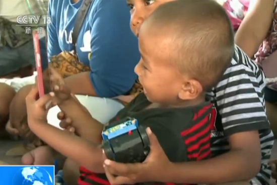 视频：奇迹！印尼海啸中巨浪卷走5岁男孩 失踪一周