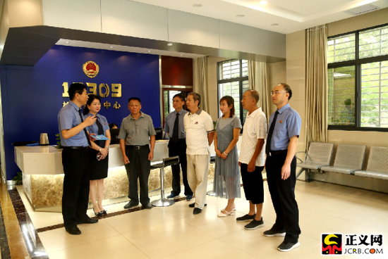 4名人民监督员与督察部负责人就相关问题进行交流。
