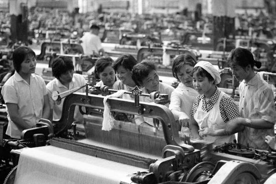 1979年夏，上海国棉十二厂派出织布能手到武汉第六棉纺织厂进行传帮带。新华社记者 于澄建 摄