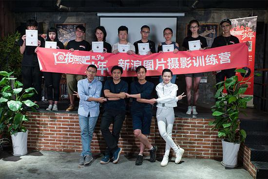 拍照吧少年活动(左一为摄影策划人翟红刚)