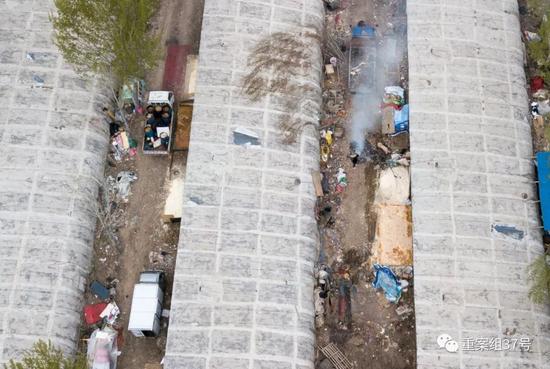 ▲4月13日，通州區北堤寺村南，養豬的住戶在院內燒廢物，左側的通道停放的車輛和水漕內，都裝滿了泔水。 ? ?新京報記者 王飛 攝