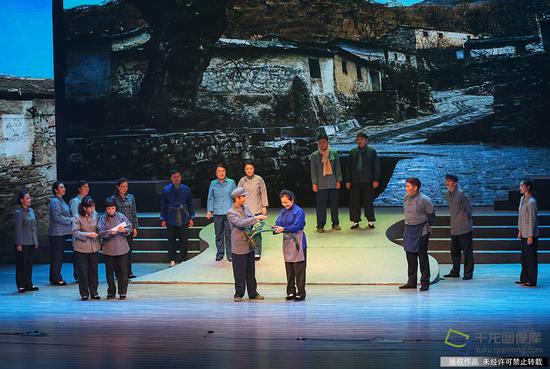 首部原创百姓宣讲剧《北京西山那抹红》剧照（9月12日摄，图片来源：tuku.qianlong.com）。千龙网记者 耿子叶摄
