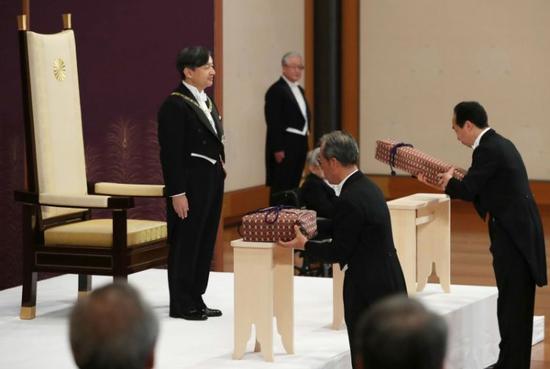 日本德仁天皇完成剑玺继承仪式,顺利即位。来源:美联社