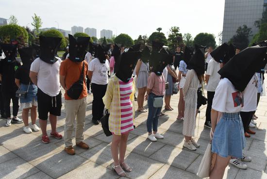 长沙县警方端掉武汉的卖茶女窝点,多名涉案人员被带走。长沙县公安局供图