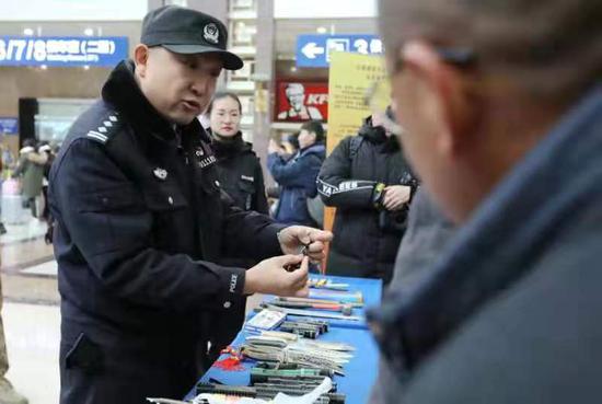 铁路警方在现场给乘客现场安全知识。警方供图