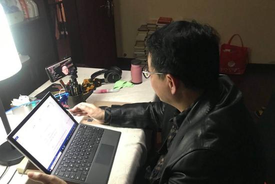 正在做直播的叶青。 图片来源:叶青微博。