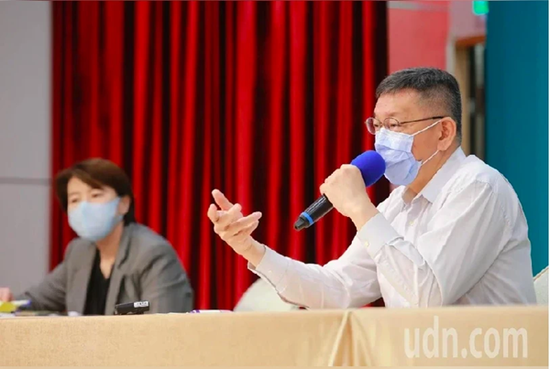台北市长柯文哲(右)。(图片泉源:台湾《团结报》)