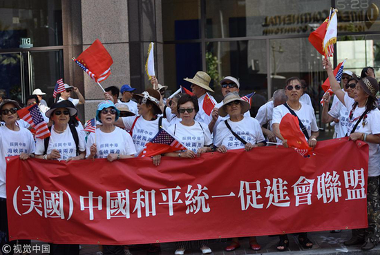 蔡英文“过境”美国,华人华侨夹道抗议(视觉中国)