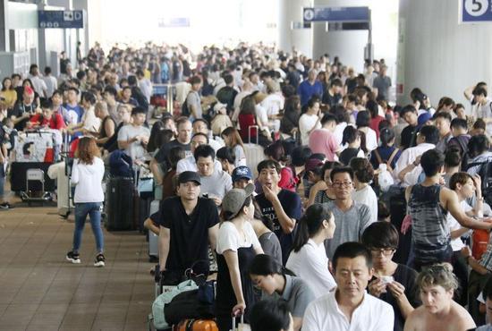 关西机场滞留照片。来源:共同社
