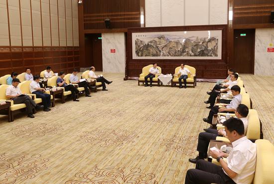  7月24日，中国工程院来湘开展专题调研，省委副书记、省长许达哲在长沙与调研组一行会谈。
