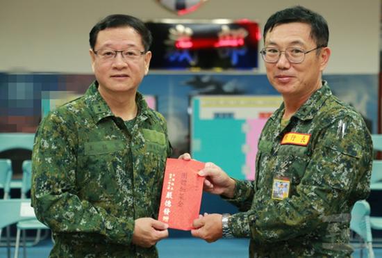 台“陆军司令”王信龙(左) 图自台媒