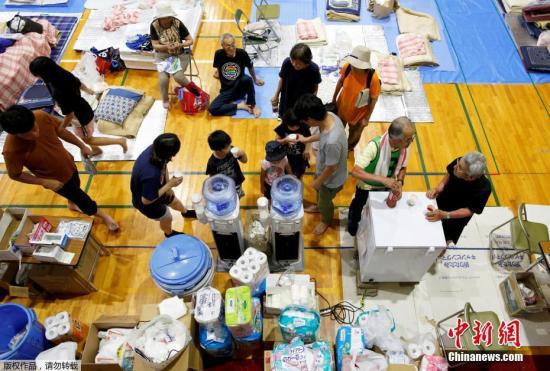 當地時間2018年7月11日，日本岡山Mabi，民衆撤離至臨時避難所。日本西部地區連降特大暴雨，引發30多年來最嚴重水災。