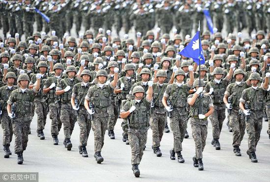 为纪念建军65周年，韩国在2013年举行了大规模阅兵仪式。（图片来源：视觉中国）