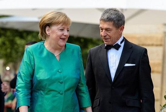 德国总理默克尔和其丈夫约阿希姆·绍尔（图片来自西班牙《国家报》网站）