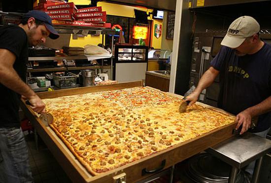 美披萨店制做1.88平米全球最大披萨 可供70人享用