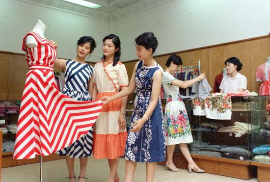1981年8月15日，上海市南京路上的一家服装商店。新华社记者 杨溥涛 摄