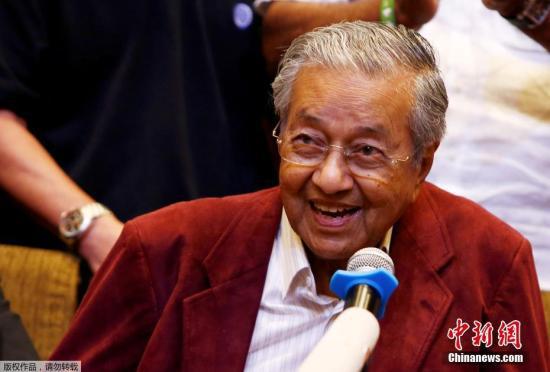 马来西亚9日举行第14届全国选举，官方结果显示，马哈蒂尔领导的“希望联盟”赢得国会222个席次中的113席，取得了执政所需的简单多数。