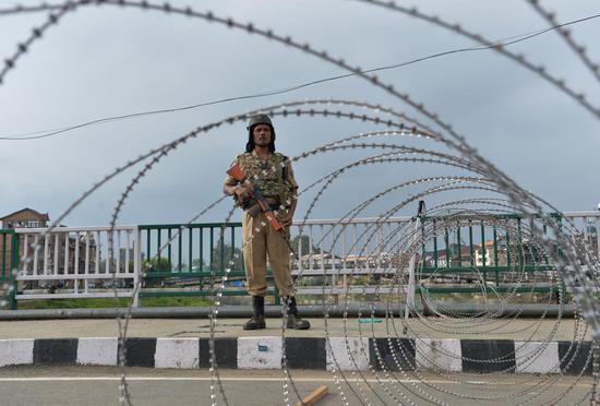 一名士兵在被封锁的克什米尔的道路上(图源:法新社)