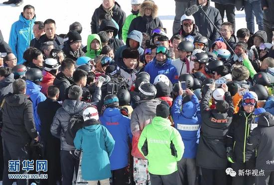 2017年1月23日，习近平在河北省张家口市考察北京冬奥会筹办工作时，在云顶滑雪场同正在集训的国家滑雪队运动员及滑雪爱好者亲切交谈。新华社记者 王晔摄