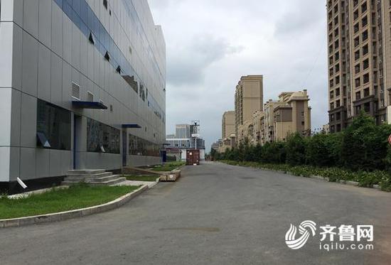 厂区内“静悄悄”,多数厂房车间大门处于关闭状态,偶尔有人员走动。齐鲁网记者 张伟 摄