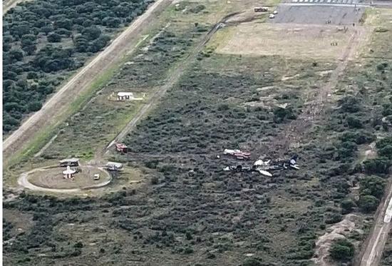 ▲事故發生後的現場圖,墜機地點就在跑道不遠處 圖據Getty Images