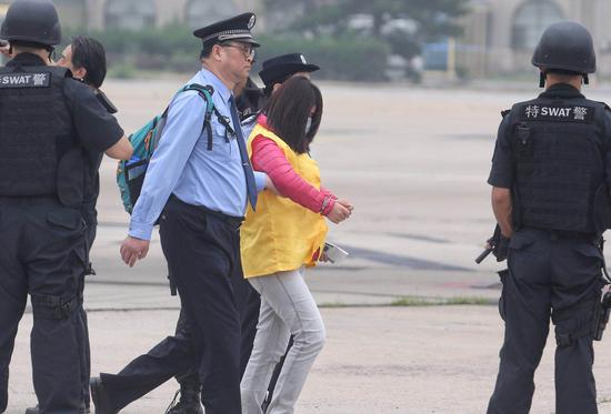 6月7日7时许,一架中国民航包机降落在首都国际机场,94名台湾籍电信网络诈骗嫌疑人被民警从西班牙押解回国。新京报记者 王贵彬 摄