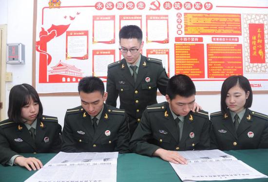 学员们学习《英雄烈士保护法》 徐连宗 摄影