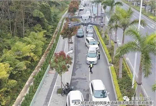 ▲无人机抓拍到的民族大道辅路违停画面。 图片来源:新京报