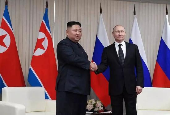 4月25日，在俄罗斯符拉迪沃斯托克，俄罗斯总统普京（右）与朝鲜最高领导人金正恩握手。新华社/卫星社